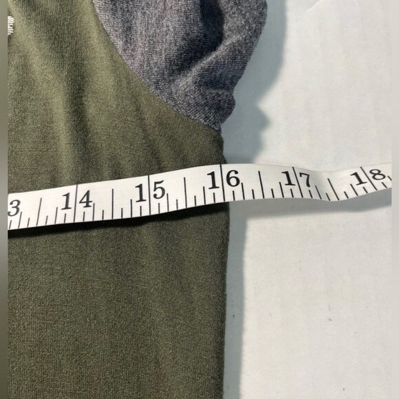 No Boundaries Green Gray Daisy Floral Short Sleeve Top Juniors Size Medium - Picture 7 of 9